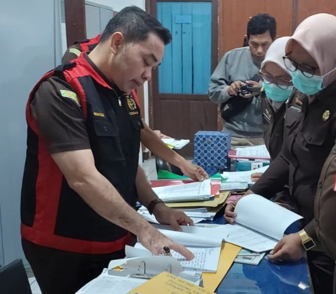 Tim Kejaksaan Tinggi (Kejati) Sumatera Barat (Sumbar) yang di pimpinan Asisten Pidana Khusus Kejati Sumbar, Hadiman, melakukan penggeledahan di Kantor Dinas Pendidikan Provinsi Sumbar terkait kasus dugaan korupsi pada Selasa (19/3/2024) sekitar pukul 12.00 WIB.