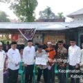 Wali Nagari Aia Manggih Utara, Rahmad Rinaldi bersama Bupati Pasaman, Sabar AS dan para kepala OPD secara simbolis menyerahkan BLT Dana Desa kepada masyarakat di halaman kantor wali nagari setempat, Jumat (22/3/2024).