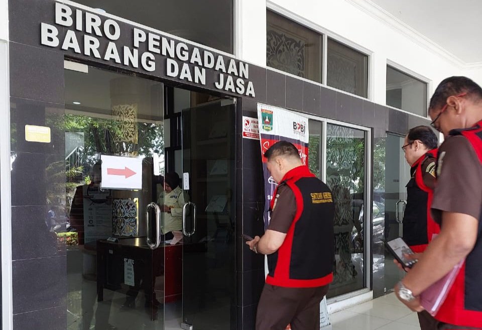 Kejaksaan Tinggi Sumatera Barat melakukan penggeledahan lanjutan terkait dugaan kasus pengadaan peralatan praktek siswa SMK di Kantor Gubernur Sumbar Bagian Biro Pengadaan Barang dan Jasa Lantai 2, Senin (25/3/24).