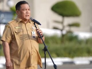 Sekdaprov Riau SF Hariyanto memimpin apel di Lapangan Kantor Gubernur Riau, Senin (12/6/2023).