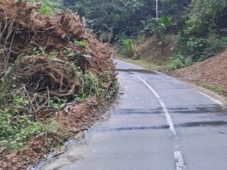 Kondisi material longsor berada di badan jalan lintas Panti - Dua Koto Kabupaten Pasaman, Jumat (29/3/2024).