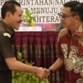 Asintel Kejati Sumbar, Mustaqpirin jabat tangan dengan Bupati Solok Selatan, Khairunas saat Launching Jaga Desa/Nagari dan Peningkatan Kapasitas Pemerintahan Nagari se-Kabupaten Solok Selatan di Hotel Axana Kota Padang pada Rabu 15 Mei 2024. Asintel Kejati Sumbar, Mustaqpirin hadir atas undangan Pemkab Solok Selatan. (Dok. Tiktok Khairunas)