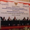 Ir. Soegiharto Santoso, SH saat membacakan SK DPN PERATIN tentang pengangkatan Advokat angkatan pertama PERATIN