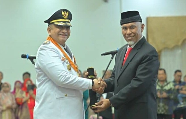 Gubernur Sumatera Barat (Sumbar), Mahyeldi Ansharullah melantik Andree Harmadi Algamar sebagai Penjabat (Pj) Walikota Padang di Auditorium Gubernuran, Sumbar, Jum'at (17/5/2024).