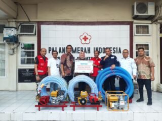 Prita Marisca, Head Section Chanell & Management BNI Sumbar Riau Kepri menyerahkan Bantuan Senilai 40 juta untuk PMI Sumbar Bersama Jajaran Pimpinan PMI