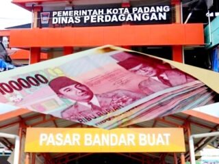 Kolase ilustrasi uang dengan foto Pasar Lubuk Buaya dan Bandar Buat Kota Padang.