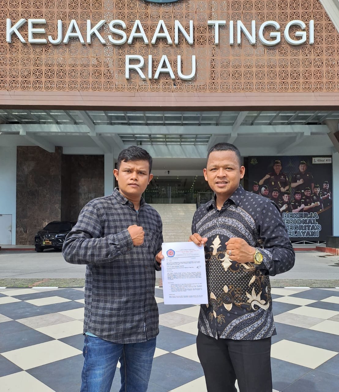 LSM Komunitas Pemberantas Korupsi (KPK) resmi melaporkan temuan BPK di sejumlah OPD Pemprov Riau tahun anggaran 2022 sebesar Rp26 miliar atas puluhan proyek kepada Kejati Riau, Selasa (2/7/24).