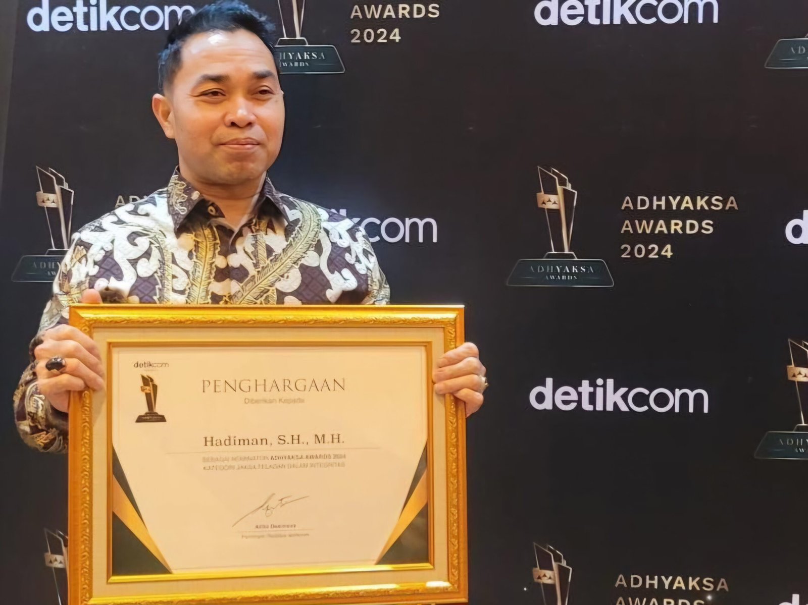 Hadiman, S.H., M.H., Asisten Pidana Khusus (Aspidsus) Kejaksaan Tinggi Sumatera Barat, memegang penghargaan sebagai nominator dalam kategori Jaksa Teladan dalam Integritas di Adhyaksa Awards 2024. Acara penghargaan ini diselenggarakan oleh detikcom dengan dukungan dari Kejaksaan Agung, dan berlangsung di The Westin Jakarta pada Jumat (5/7/2024).