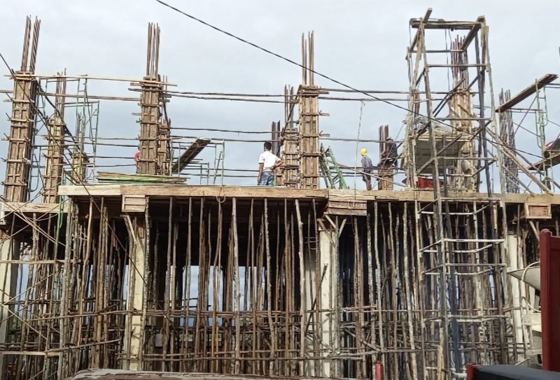 Proses pengerjaan Pembangunan Shelter Tsunami Ranah Pasisia SDN 02  Maligi, Sabtu 17 Desember 2022.