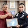 Pemimpin Redaksi PenaHarian.com, Darlinsah, SH memberikan piagam penghargaan kepada Aspidsus Kejati Sumbar, Hadiman, S.H., MH., atas komitmen keterbukaan informasi publik dan pemberantasan korupsi di Ruang Kerja Aspidsus pada hari Selasa, 23 Juli 2024.