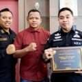 Aspidsus Kejati Sumbar, Hadiman, S.H., MH., didampingi Kasidik Lexy Fatharany menerima penghargaan atas komitmen keterbukaan informasi publik dan pemberantasan korupsi di Sumatera Barat dari Pemimpin Redaksi PenaHarian.com, Darlinsah, SH di Ruang Kerja Aspidsus pada Selasa, 23 Juli 2024.