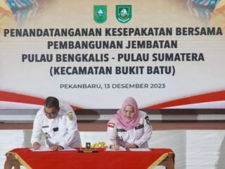 Gubri Edy Natar Nasution dan Bupati Kabupaten Bengkalis Kasmarni teken Kesepakatan Bersama Pembangunan Jembatan Pulau Bengkalis – Pulau Sumatera, Rabu (13/12) di Gedung Daerah Riau.