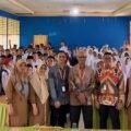 Pemimpin BNI Kantor Cabang Pembantu Pada Aro bersama siswa siswi dan guru guru di SMP N 3 Solok Selatan