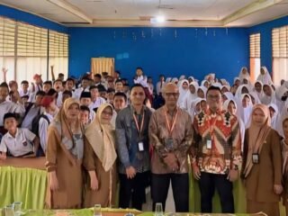 Pemimpin BNI Kantor Cabang Pembantu Pada Aro bersama siswa siswi dan guru guru di SMP N 3 Solok Selatan