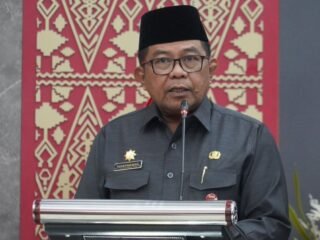 Penjabat (Pj) Sekretaris Daerah Kota Padang, Yosefriawan memberikan sambutan pada rapat paripurna di ruang sidang utama DPRD Kota Padang, Selasa (13/8/2024).