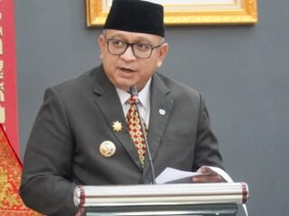 Penjabat (Pj) Wali Kota Padang, Andree Algamar memberikan sambutan saat pelantikan 45 anggota DPRD Kota Padang periode 2024-2029.