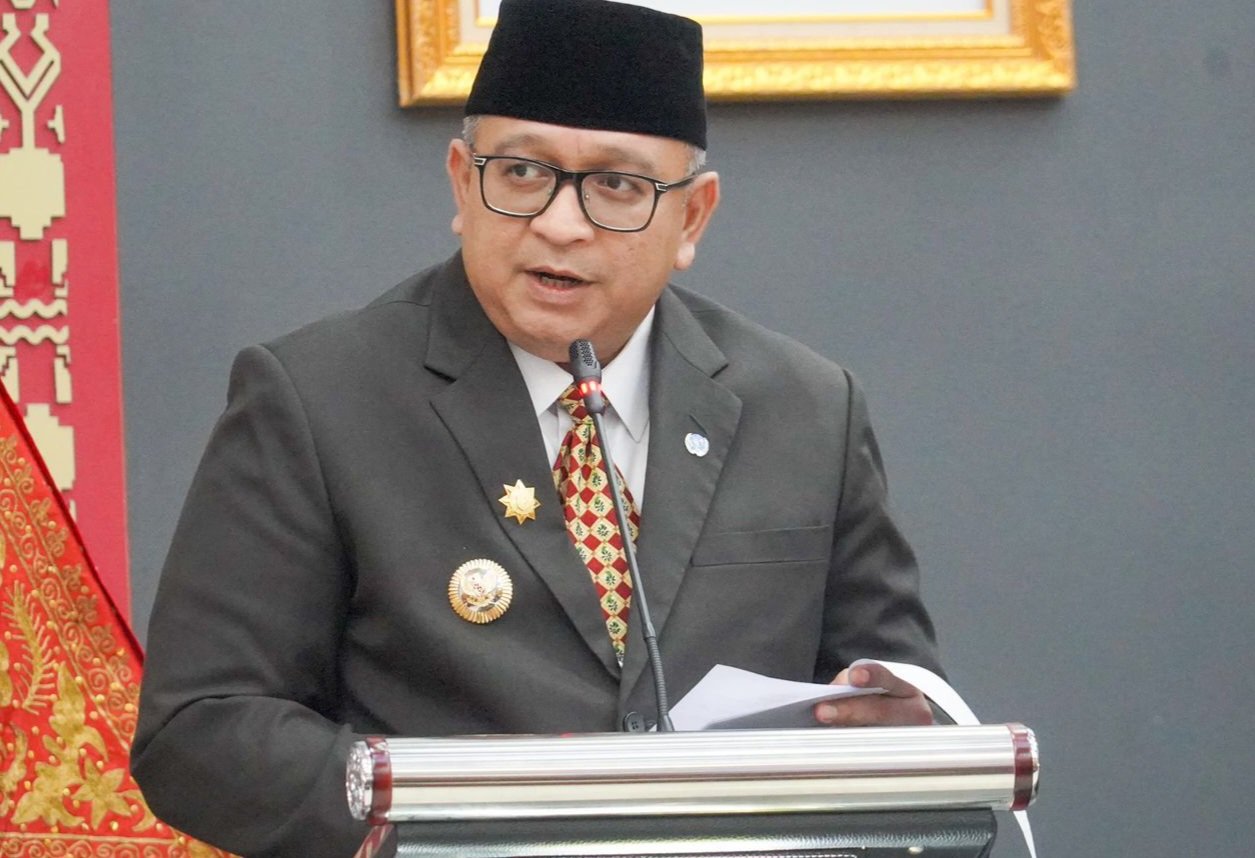 Penjabat (Pj) Wali Kota Padang, Andree Algamar memberikan sambutan saat pelantikan 45 anggota DPRD Kota Padang periode 2024-2029.