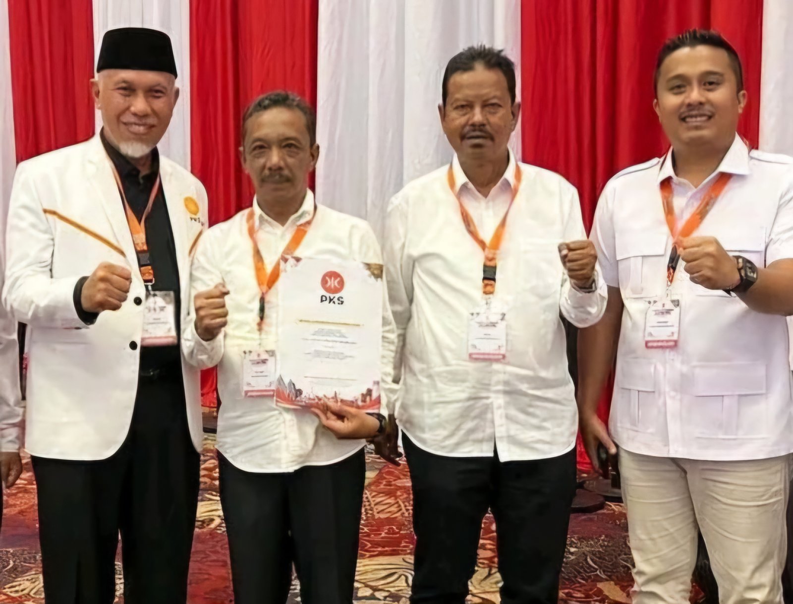 Foto bersama Calon Gubermur dan Wakil Gubernur Sumbar Mahyeldi-Vasko Ruseimy, dengancalon Bupati dan Wakil Bupati Pasaman, Mara Ondak-Desrizal