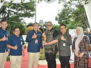 Penjabat (Pj) Wali Kota Padang, Andree Algamar, menerima piagam penghargaan Universal Health Coverage (UHC) Award Kategori Madya dari Direktur SDM dan Umum BPJS Kesehatan, Andi Afdal, di Taman Sisingamangaraja, Padang, pada Kamis (22/8/2024) pagi