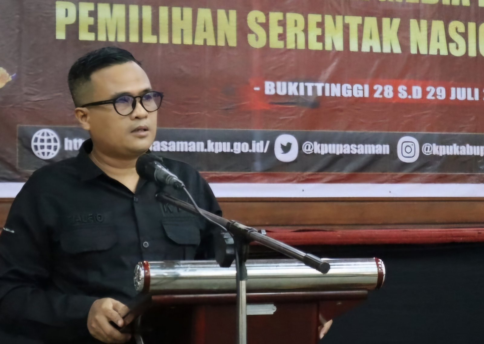 Ketua KPU Kabupaten Pasaman, Taufik memberikan sambutan pada Rapat Kerja (Raker) Konsolidasi Bersama Media pada 28-29 Juli 2024 di Hotel TripleTree Bukittinggi.