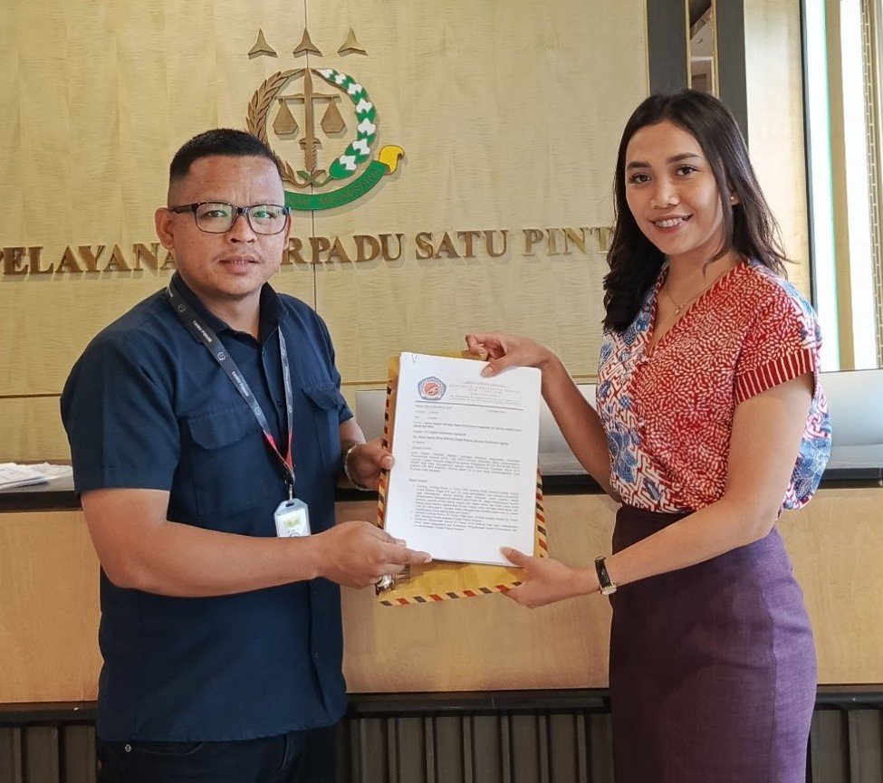 Pengurus KPK Darlinsah, SH menyerahkan laporan kepada petugas PTSP Jampidsus Kejagung di Jakarta, Rabu (2/10/2024).