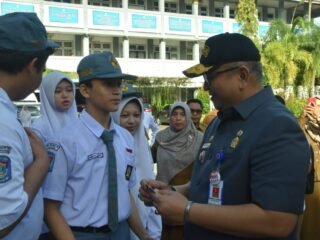 Serahkan KTP-el Siswa SMAN 10 Padang, Pj Wako Ingatkan Hak Suara di Pilkada Serentak