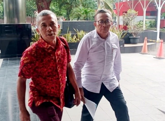 Sekretaris Pendiri Indonesian Audit Watch (IAW) Iskandar Sitorus (kemeja merah) bersama pengurus IAW saat akan masuk ke gedung KPK, Senin 20 Mei 2024/RMOL