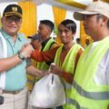 Peringatan Hari Bakti PU, Pj Wali Kota Padang Serahkan Bantuan dan Paket Sembako untuk THL