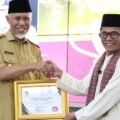 Kepala SMAN 1 Lubuk Sikaping Terima Penghargaan dari Gubernur Sumatera Barat