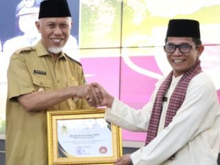 Kepala SMAN 1 Lubuk Sikaping Terima Penghargaan dari Gubernur Sumatera Barat