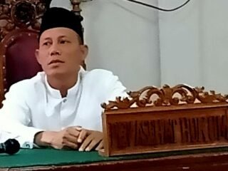 Terdakwa Calon Bupati Pasaman Sabar AS mengikuti persidangan di Pengadilan Negeri (PN) Lubuk Sikaping, Jumat (13/12/2024).