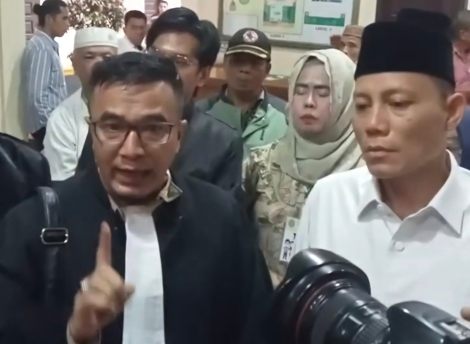 Terdawak Sabar AS didampingi Penasihat Hukum memberikan keterangan kepada Wartawan setelah menjalani sidang pembacaan peledoi di Pengadilan Negeri Lubuk Sikaping, Rabu (18/12/24).