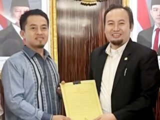 Ketua DPRD Pasaman, Nelfri Asfandi menyerahkan dokumen aspirasi tenaga kontrak ke Anggota Komisi II DPR RI, Rahmat Saleh di Jakarta.