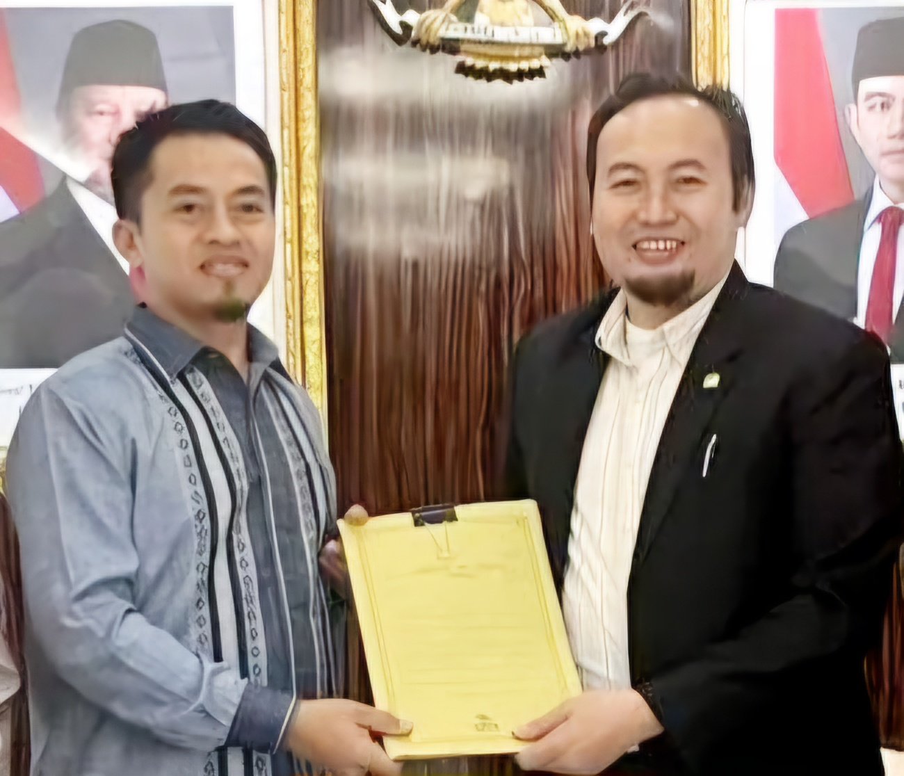 Ketua DPRD Pasaman, Nelfri Asfandi menyerahkan dokumen aspirasi tenaga kontrak ke Anggota Komisi II DPR RI, Rahmat Saleh di Jakarta.