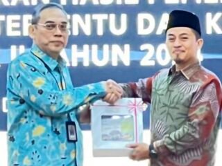 Ketua DPRD Kabupaten Pasaman, Nelfri Asfandi menerima Laporan Hasil Pemeriksaan (LHP) Badan Pemeriksa Keuangan (BPK) RI Perwakilan Provinsi Sumatera Barat atas Laporan Keuangan Pemerintah Kabupaten Pasaman Tahun 2024 di Kantor BPK Sumbar (31/12/24).