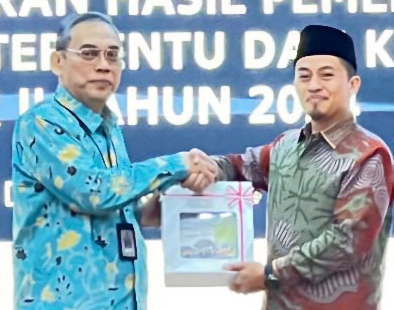 Ketua DPRD Kabupaten Pasaman, Nelfri Asfandi menerima Laporan Hasil Pemeriksaan (LHP) Badan Pemeriksa Keuangan (BPK) RI Perwakilan Provinsi Sumatera Barat atas Laporan Keuangan Pemerintah Kabupaten Pasaman Tahun 2024 di Kantor BPK Sumbar (31/12/24).