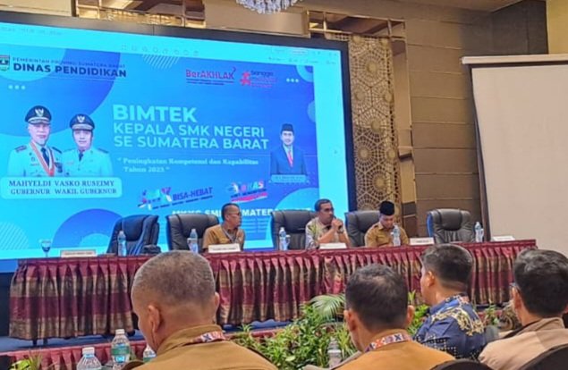 Bimtek Kepala SMK Negeri Se-Sumatera Barat, Selasa (25/2/25) di Axana Padang.