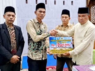 Safari Ramadhan di Andilan Dua Koto, Khairuddin Simanjuntak Serahkan Bantuan Untuk Masjid Rp37,5 Juta