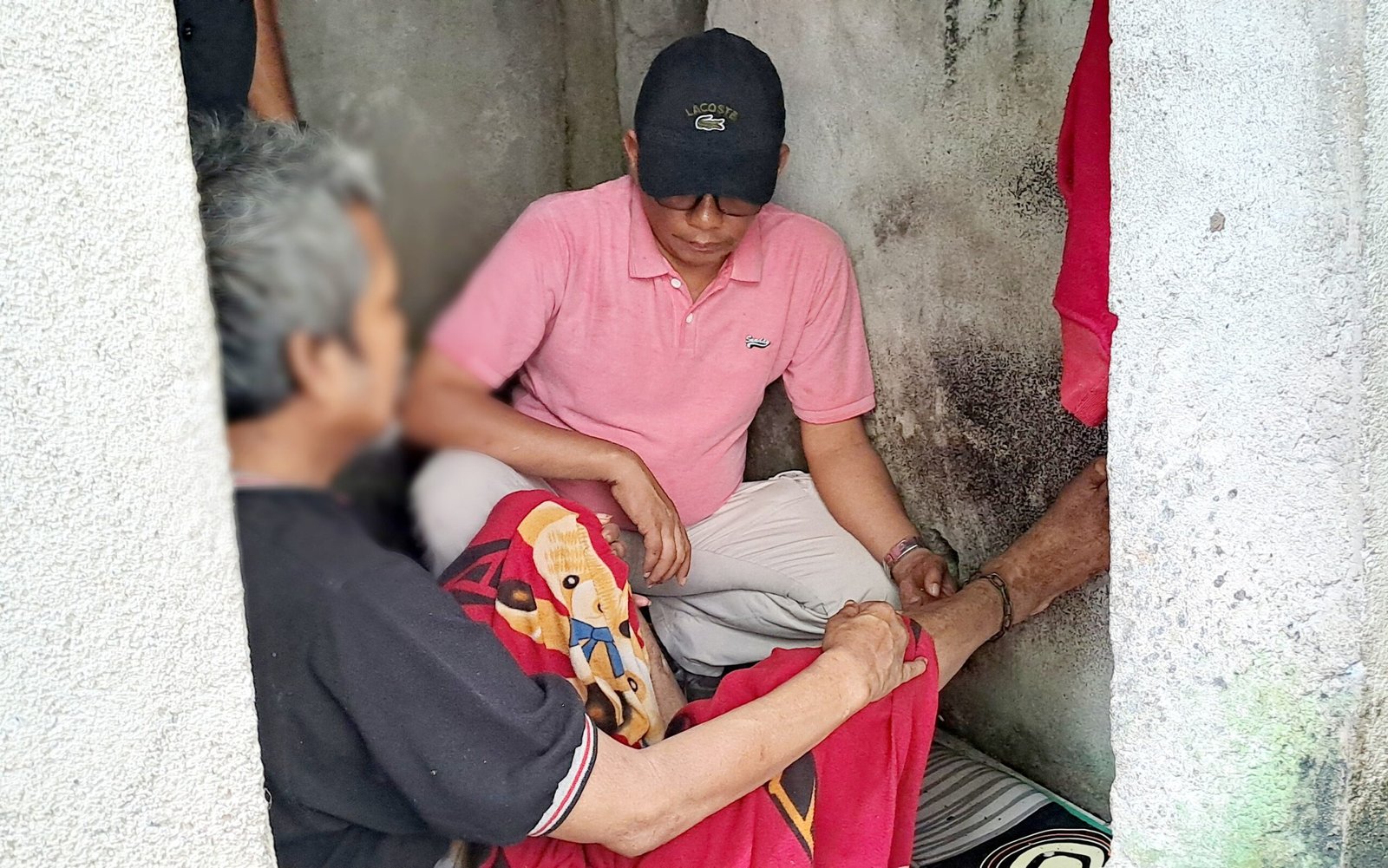 Wakil Ketua DPRD Sumatera Barat, Evi Yandri Rajo Budiman jemput seorang warga Kampung Tanjung Alai, Jorong Tanjung Alai, Nagari Ganggu Hilia, Kecamatan Bonjol yang ganguan jiwa dan sudah dipasung selama 20 tahun, Rabu (16/4/25).
