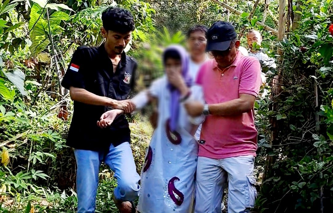 Wakil Ketua DPRD Sumatera Barat, Evi Yandri Rajo Budiman jemput seorang warga Kampung Tanjung Alai, Jorong Tanjung Alai, Nagari Ganggu Hilia, Kecamatan Bonjol yang ganguan jiwa dan sudah dipasung selama 16 tahun, Rabu (16/4/25).
