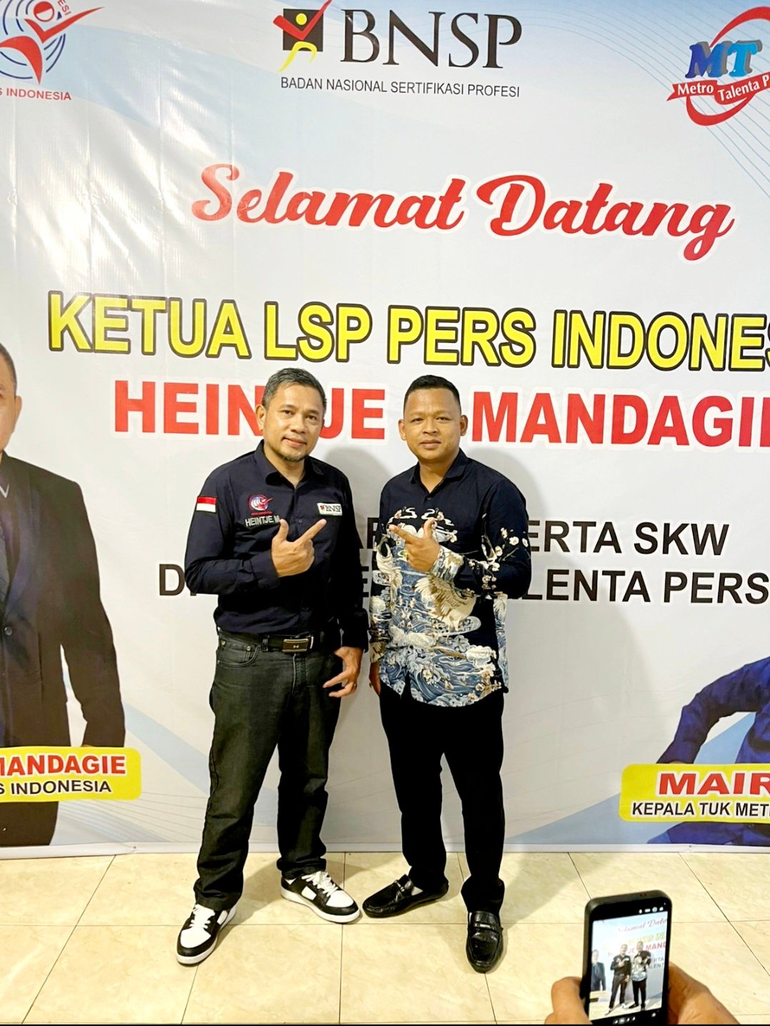 Pemimpin Redaksi PenaHarian.com, Darlinsah, SH bersama Asesor Lisensi BNSP, Heintje Grontson Mandagie juga sebagai Ketua LSP Pers Indonesia.