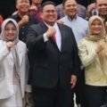 Unggahan akun Facebook Rini Juita M A lima hari lalu yang menampilkan foto bersama Ketua Bawaslu RI Rahmat Bagja (tengah pakai jas hitam) dan anggota Majelis Pemeriksa Daerah DKPP Sumbar, Elly Yanti (kanan pakai jas putih) di Universitas Andalas