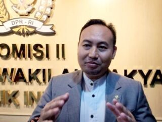 Anggota Komisi II DPR RI Fraksi PKS Rahmat Saleh di sela-sela Rapat Dengar Pendapat Umum (RDPU) Komisi II DPR RI dengan masyarakat terkait masalah pertanahan di Kompleks Parlemen, Senayan, Jakarta, Selasa (11/2/2025).