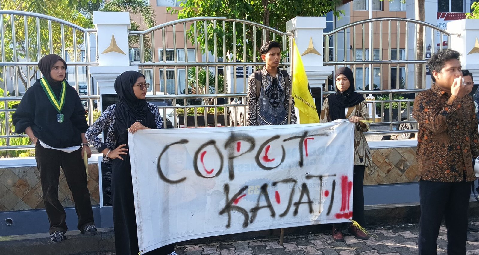 Puluhan mahasiswa yang tergabung dalam Serikat Mahasiswa Muslimin Indonesia (SEMMI) menggelar aksi unjuk rasa di Kantor Kejaksaan Tinggi (Kejati) Sumatera Barat pada Jumat (20/6/2025) sore, meminta Jaksa Agung mencopot Kajati Sumbar.