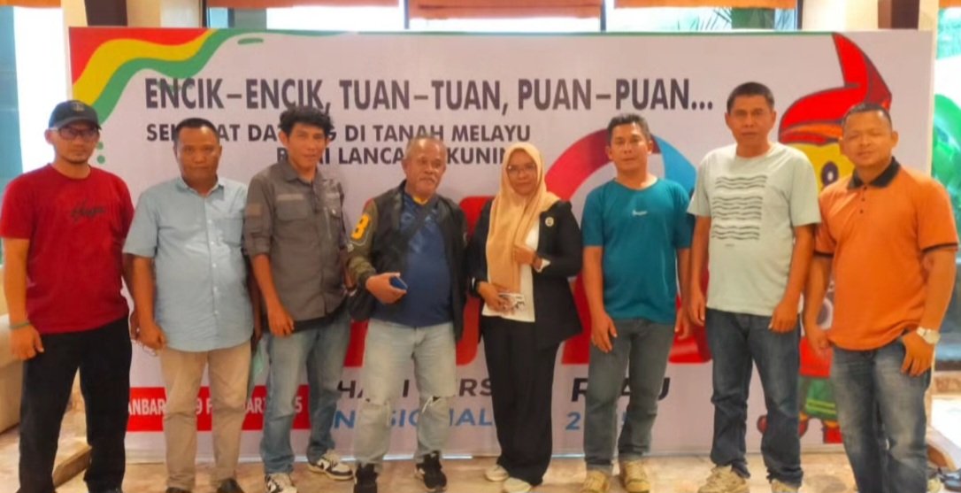 Foto bersama pengurus dan anggota PWI Kabupaten Pasaman saat menghadiri Hari Pers Nasional di Kota Pekanbaru, Februari 2025.