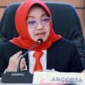 Anggota Majelis Tim Pemeriksa Daerah Provinsi Sumatera Barat, Elly Yanti saat sidang memeriksa KPU dan Bawaslu Kabupaten Pasaman terkait dugaan pelanggaran kode etik penyelenggara pemilu (KEPP) nomor perkara 69-PKE-DKPP/II/2025 dan 89-PKE-DKPP/II/2025 di Kantor KPU Provinsi Sumatera Barat, Kota Padang, Rabu (21/5/2025). (Dok. DKPP)