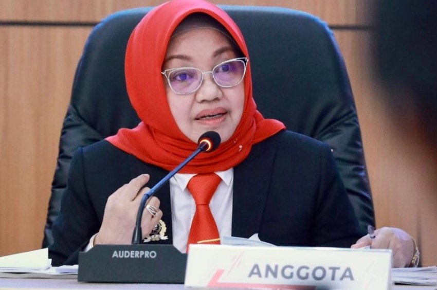 Anggota Majelis Tim Pemeriksa Daerah Provinsi Sumatera Barat, Elly Yanti saat sidang memeriksa KPU dan Bawaslu Kabupaten Pasaman terkait dugaan pelanggaran kode etik penyelenggara pemilu (KEPP) nomor perkara 69-PKE-DKPP/II/2025 dan 89-PKE-DKPP/II/2025 di Kantor KPU Provinsi Sumatera Barat, Kota Padang, Rabu (21/5/2025). (Dok. DKPP)