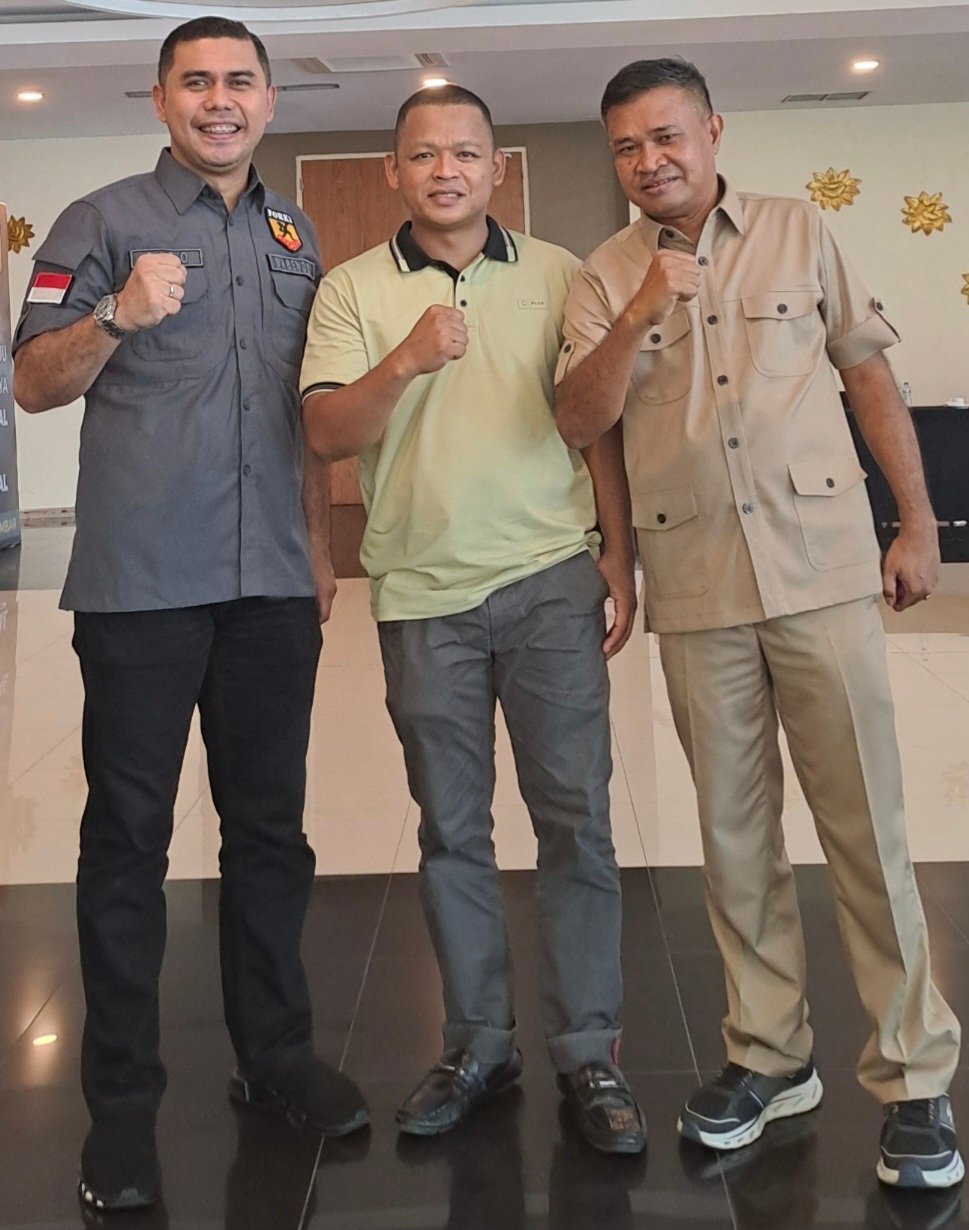 Pemimpin Redaksi PenaHarian.com, Darlinsah (tengah) dengan Ketua Umum Forki Sumbar terpilih, Khairuddin Simanjuntak (kiri) dan calon Ketua KONI Sumbar, Anandya Dipo Pratama (kanan).