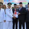 Foto bersama mantan Bupati Pasaman Sabar AS dengan Bupati Welly Suhery dan Wakil Bupati Parulian Dalimunthe, beserta mantan Pjs Bupati Pasaman, Edi Darma dan Ketua DPRD Pasaman, Nelfri Asfandi usai sertijab di ruang sidang gedung DPRD Pasaman, Selasa 3 Juni 2025.
