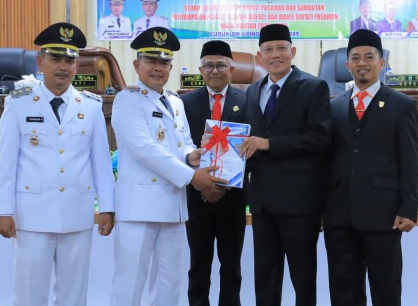 Foto bersama mantan Bupati Pasaman Sabar AS dengan Bupati Welly Suhery dan Wakil Bupati Parulian Dalimunthe, beserta mantan Pjs Bupati Pasaman, Edi Darma dan Ketua DPRD Pasaman, Nelfri Asfandi usai sertijab di ruang sidang gedung DPRD Pasaman, Selasa 3 Juni 2025.